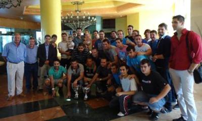 El equipo de la Asociación de Prensa de Granada posa con el trofeo de campeón