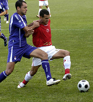 Antonio Valero en una acción ante el Real Jaén (PACO AYALA)