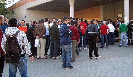 Colas formadas en las taquillas de `Los Cármenes` para conseguir una entrada. (LÁZARO)
