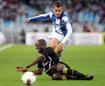 Nyom disputa un balón en el encuentro ante la Real Sociedad (ARCHIVO)