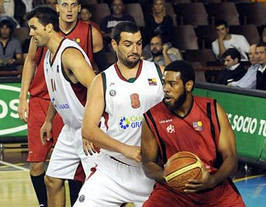 Fernández defiende a un jugador del Baloncesto León (FEB)
