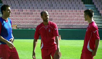 Manolo Lucena, Mikel Rico y Jaime Romero dialogan tras el entreno (GRJ)
