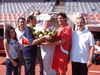 Diego Mainz, recogiendo la cesta de frutas tropicales