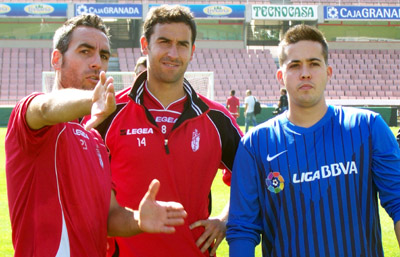 Abel Gómez e Iñigo López dan consejos a Carlos Maeso en Los Cármenes