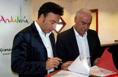 Quique Pina firma el acuerdo con Luciano Alonso en el palco de Los Cármenes