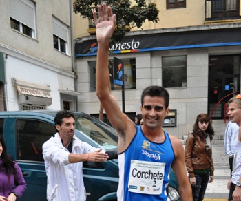 Corchete saluda al finalizar con Paquillo detrás