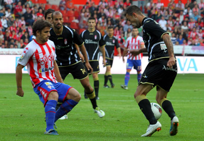 Dani Benítez durante el encuentro en Gijón (LAOPINIONDEGRANADA.ES)