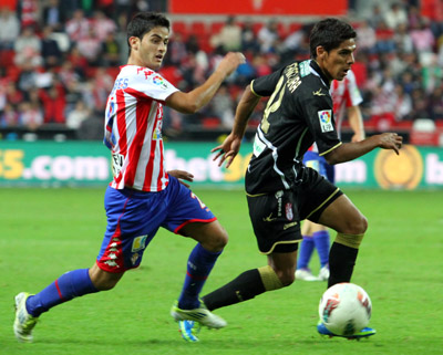 Franco Jara en una acción del partido ante el Sporting (LAOPINIONDEGRANADA.ES)