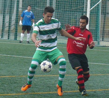 Óscar y Fran Vázquez disputan un balón durante el choque. (J. SAVONA)
