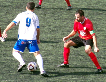 Pedro Corral en una acción ante el capitán del Antequera (CASTILLO)
