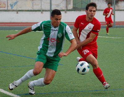 Una acción del encuentro disputado en Atarfe. (BENJAMÍN MORALES)