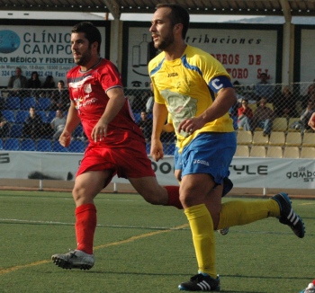 Choco (Huétor) y Romario (Motril) durante el partido. (MUCHODEPORTE)