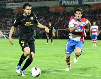 Diego Mainz intenta llegar al cruce ante Fábregas. (BALDOMERO)