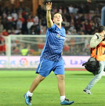 Carlos Maeso festeja su gol con la grada. (BALDOMERO)