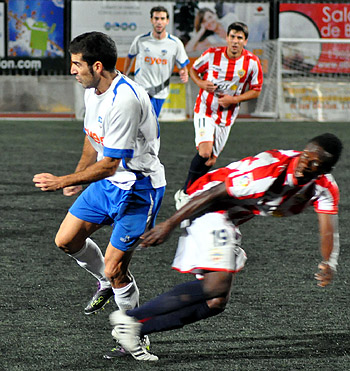 El debutante Benji con el jugador del filial almeriense Okoro (CASTILLO)
