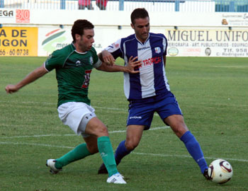 Los jugadores de Novo juegan ante el At. Malagueño (MANRIQUE)