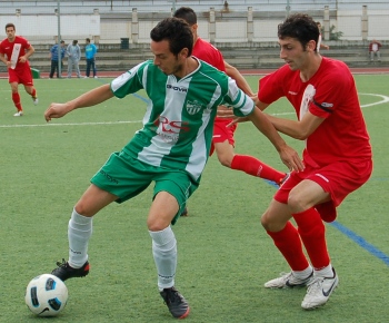 Imagen de un partido entre La Zubia y Atarfe. (BANJAMIN MORALES)