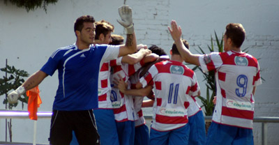 Jugadores del filial rojiblanco celebrando la victoria (VELASCO)