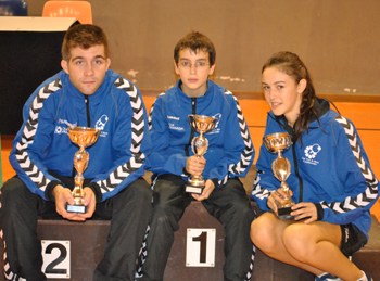 Taboada, Cuesta y Angela posan con el trofeo