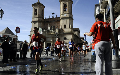 Atletas en su paso por el centro histórico de Santa Fe (BALDOMERO)