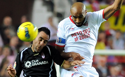 Abel Gómez salta por un balón con Kanouté (LAOPINIONDEGRANADA.ES)