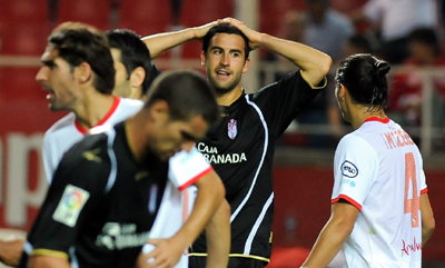 Iñigo López se lamenta de una ocasión fallada (LAOPINIONDEGRANADA.ES)