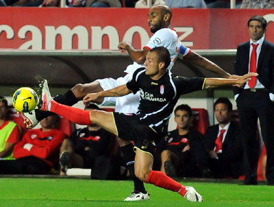 Marcelino, en segundo plano, observa una jugada (LAOPINIONDEGRANADA.ES)