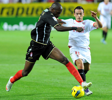 Nyom durante una jugada ante el Sevilla FC (LAOPINIONDEGRANADA.ES)