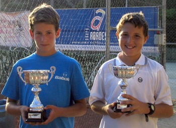 Los alevines Iván Vigil y Diego Losana posan con sus trofeos