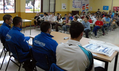 Los futbolistas de Oxipharma con los escolares del Colegio Tinar de Albolote
