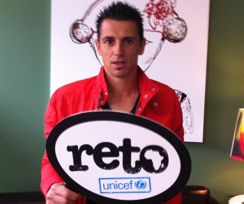 El guardameta rojiblanco Roberto, apoyando la campaña