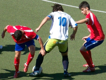 Ramiro, jugador del Loja, pugna con varios contrarios