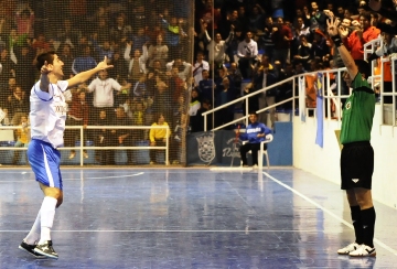 Uge celebra un gol con la grada. (BALDOMERO)