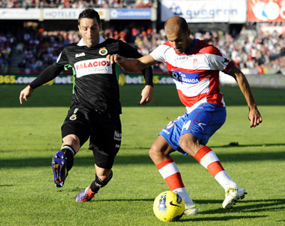 Mikel Rico, que realizó un buen partido, contralo el balón (BALDOMERO)