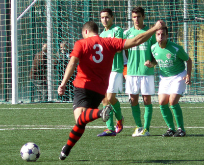 Migue Molina ejecuta un golpe franco sobre el portal almeriense (JAVI SAVONA)