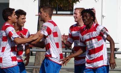 El filial rojiblanco celebra uno de los goles del partido (JOSE VELASCO)