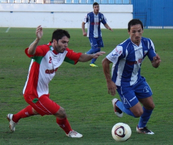 Nofuentes y Loren luchan por un balón durante el partido (MUCHO DEPORTE)