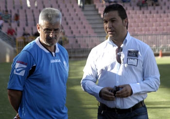 Fabri y Cordero dialogan en un entrenamiento. (AYALA)