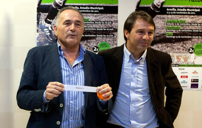 Gordillo con la bola del sorteo para el emparejamiento del Málaga CF