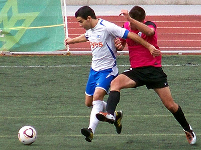 Pedro Corral intenta conducir el balón ante los malacitanos (CASTILLO)