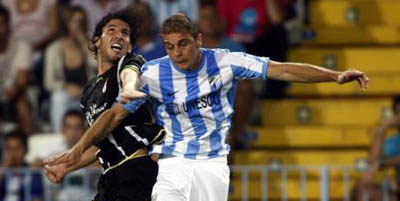 Mainz disputa un balón con el malaguista Joaquín (ARCHIVO)