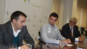 El entrenador del Oxipharma (izq.) impartirá las clases