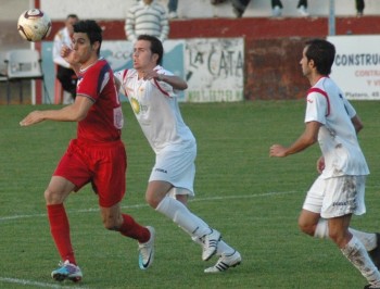 El motrileño `Boque` se marcha de dos jugadores del Martos