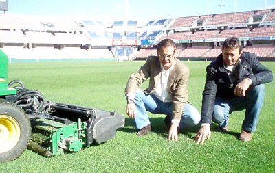 Antonio Granados y un técnico de GEGSA inspeccionan el césped de Los Cármenes