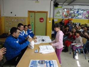 Los jugadores repartiendo objetos a los alumnos del centro Abadía