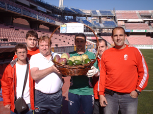 Roberto posa con el obsequio junto a miembros de la peña Mississippi