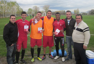 Peñistas junto a los jugadores del Granada durante la entrega