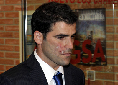 El auxiliar a la salida del estadio de Los Cármenes (LAOPINIONDEGRANADA.ES)