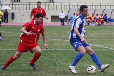 Jorge Manrique (Motril) y Moha (Melilla) durante el partido. (MUCHO DEPORTE)
