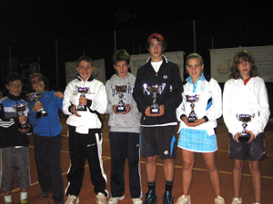 Los finalistas posando con sus respectivos trofeos
